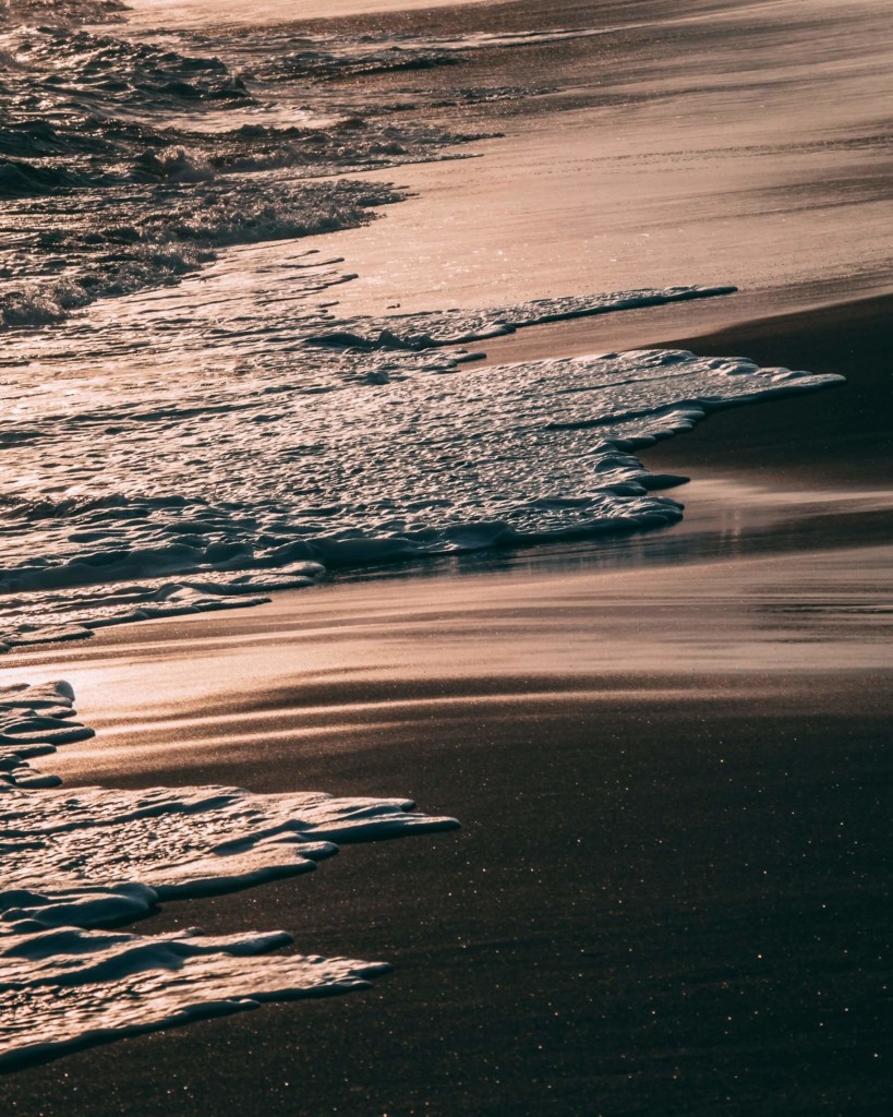 plage sable noir bali